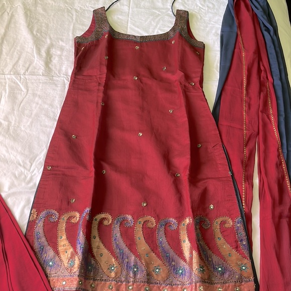 Indian dress with gold sequin embroidered small burgundy silk wedding guest - Picture 2 of 4